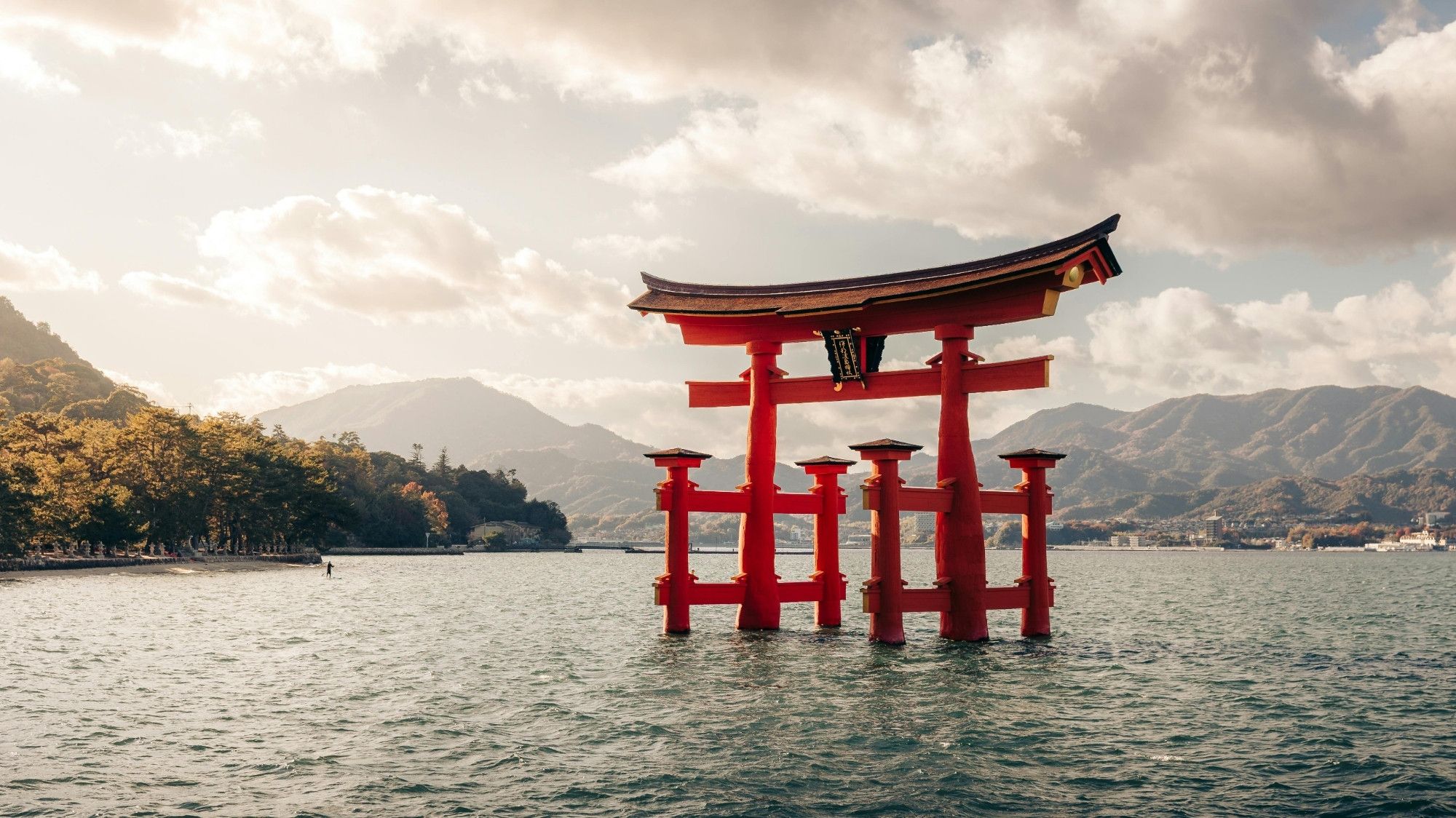 海に立つ嚴島神社の大鳥居